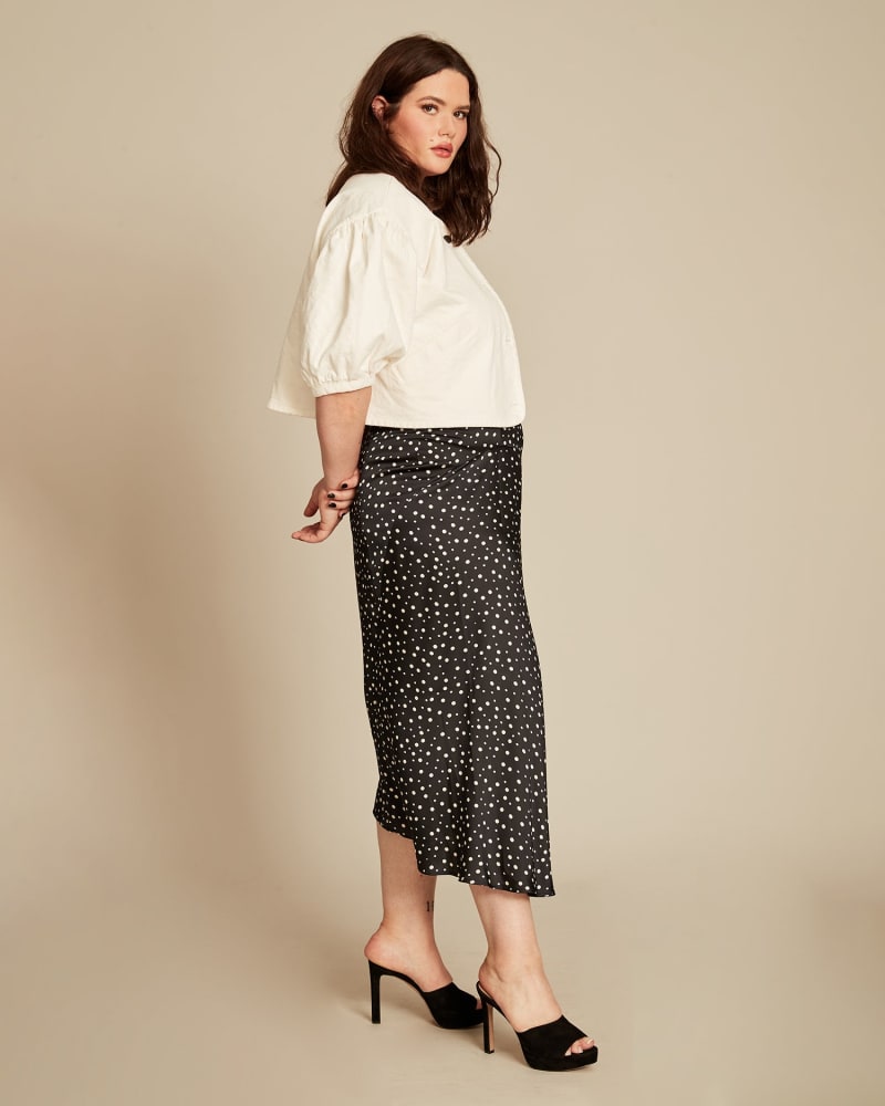 Side of a model wearing a size 1X Tossed Dot Pull On Skirt in NAVY by Vince. | dia_product_style_image_id:230768